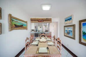 Deluxe Apartment, 3 Bedrooms, Penyaman udara, Sea View | Tempat makan