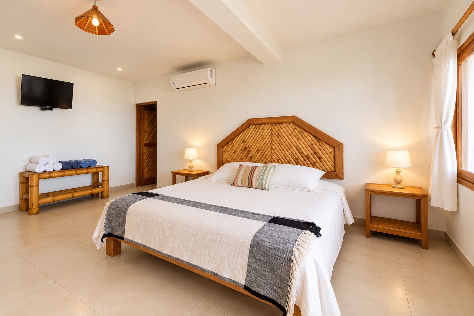 Ein Schlafzimmer mit einem Bett, Nachttischen, einem Fernseher, einer Klimaanlage und einem Holzkopfteil.