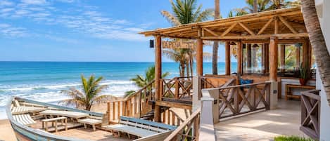 Un restaurant situé en bord de mer, avec une terrasse et une vue sur l’océan.