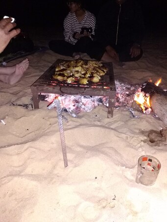 Essen und Trinken. Enjoyable camping white desert