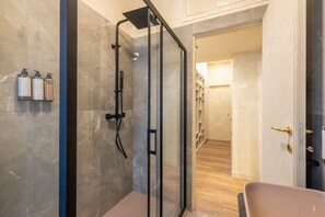 Chuveiro, secador de cabelo, bidê, toalhas de banho