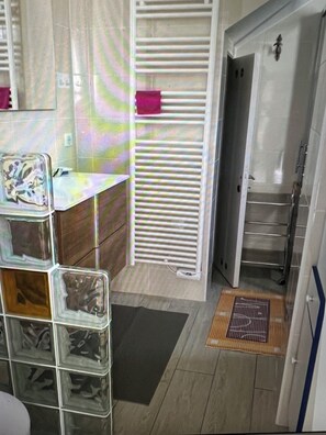 Een haardroger, zeep, toiletpapier