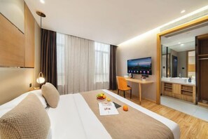 A hotel room with a bed, a desk, a TV, and a bathroom. - Starway Hotel (Bozhou Wanda Plaza) (Bozhou)