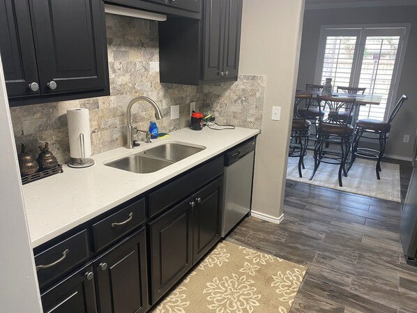 Mikrobølgeovn, ovn, kokeplater og oppvaskmaskin