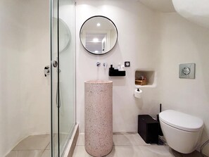 Douche, articles de toilette écologiques, séchoir à cheveux, bidet