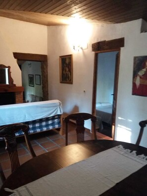 Casa, 4 habitaciones, piscina privada, vistas al jardín | Comedor