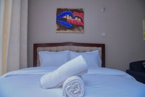 1 bedroom, WiFi, bed sheets - Charming studio with rooftop pool at Tsavo Coral Bells in Thindigwa (Nairobi)