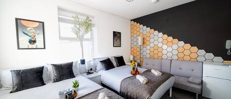 1 habitación, tabla de planchar con plancha, wifi gratis y ropa de cama