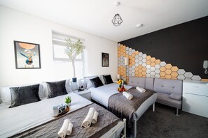 1 bedroom, iron/ironing board, free WiFi, bed sheets - Open Mind Property - Cozy Flat with 2 Beds (West Sussex)