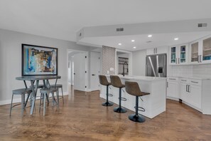 Dining - Amazing resort 7-bedroom house with pool.. beautiful outdoor patio balcony (Neptune City)