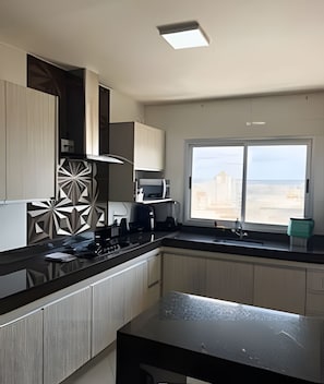 Leilighet – superior | Eget kjøkken | Kjøleskap, mikrobølgeovn og kjøkkenutstyr