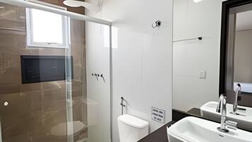 Apartamento superior | Banheiro | Chuveiro, secador de cabelo, toalhas de banho, sabonete