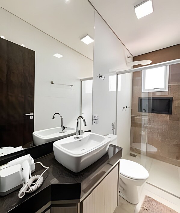 Superior Apartment | Bathroom | Shower, hair dryer, towels, soap