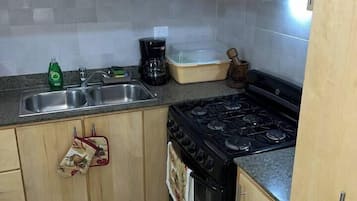 Fridge, oven, stovetop, coffee/tea maker