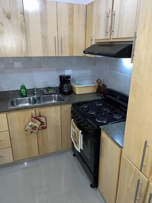 Kühlschrank, Ofen, Herdplatte, Wasserkocher mit Kaffee-/Teezubehör