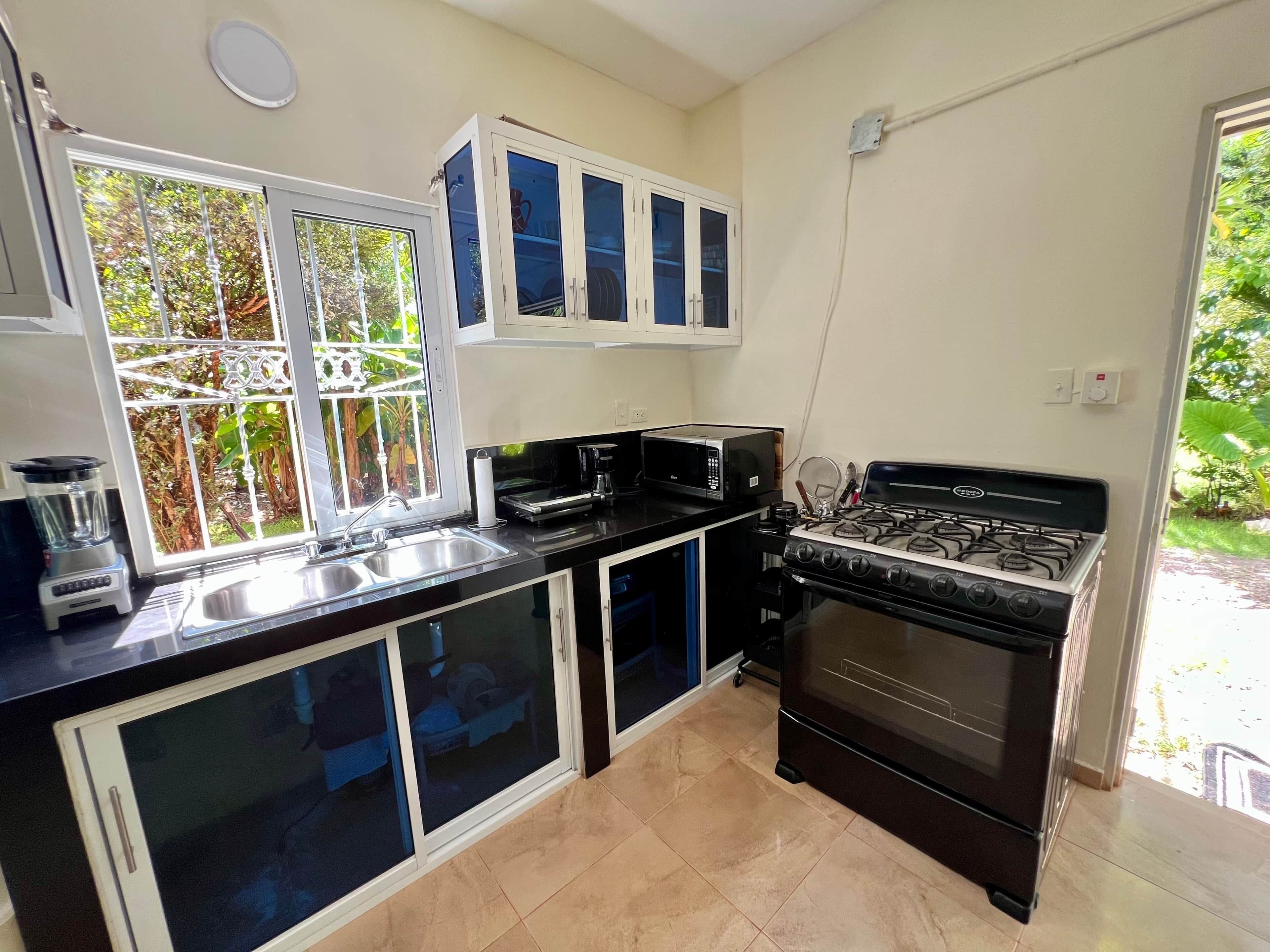 Een koelkast, een microgolfoven, een oven, een kookplaat