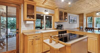 Cedar Cabin at Rainier Entrance w/ Hot Tub and Cinema