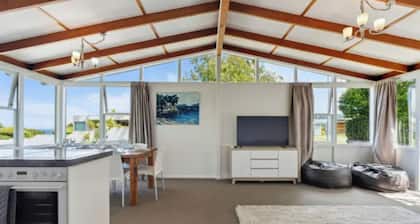 Kinloch Lake - Taupō Holiday House