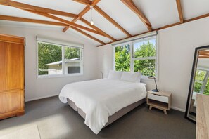 4 bedrooms, iron/ironing board, WiFi, bed sheets