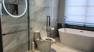 Deluxe Apartment, 1 Queen Bed with Sofa bed, Non Smoking, Kitchenette | Bathroom