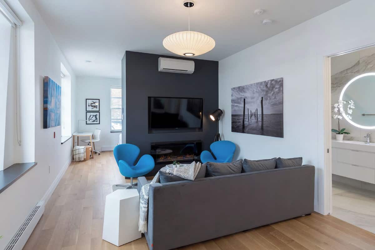 Leilighet – superior, 1 queensize-seng, tekjøkken, byutsikt | Oppholdsområde | En 55-tommers Flatskjerm-TV med kabel-kanaler