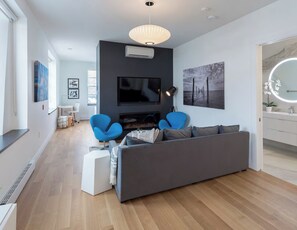 Superior Apartment, 1 Queen Bed, Kitchenette, City View | Living area