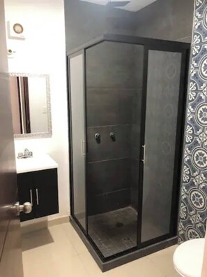 Douche, serviettes fournies, savon, shampoing