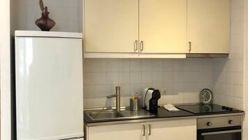 Geladeira, fogão, cooktop, cafeteira/chaleira