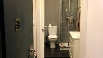 Secadora de cabello, toallas, jabón, papel de baño