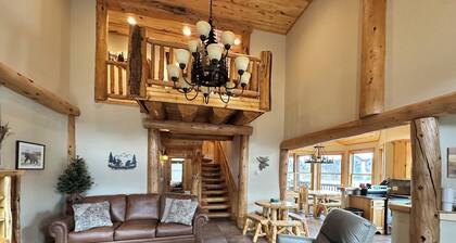Beautiful 3bed 4bath cabin with Hot Tub. Close to Ski, Golf, Fish, Hike, 4x4