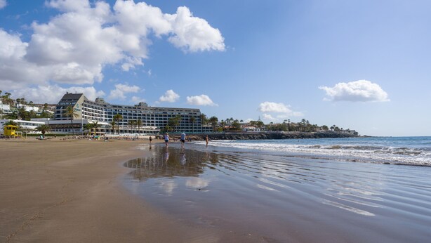 Hotel frente al mar con zona de piscina, acceso directo a la playa y vistas al océano.