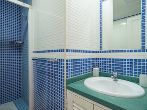 Dusche, Haartrockner, Handtücher, Toilettenpapier