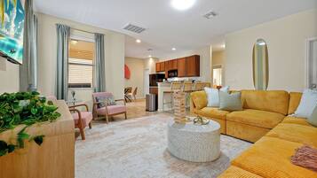 Smart TV, futbolito, libros y biblioteca musical