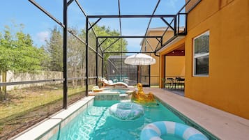 Alberca al aire libre y alberca climatizada