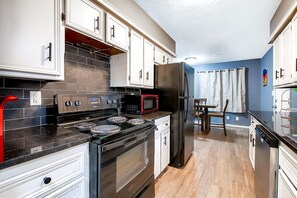 Fridge, microwave, oven, stovetop - 4-bedroom house in fabulous Derby (Derby)