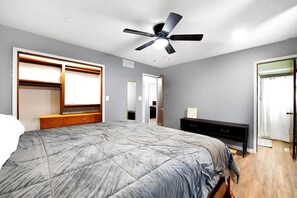 4 soverom, skrivebord, wi-fi (inkludert) og sengetøy