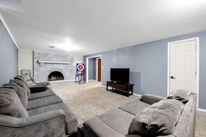 Smart TV - 4-bedroom house in fabulous Derby (Derby)