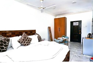 办公桌、笔记本电脑工作区、免费 WiFi