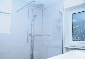 تجهيزات دش، مجففات شعر، مناشف، صابون