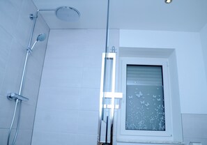 تجهيزات دش، مجففات شعر، مناشف، صابون