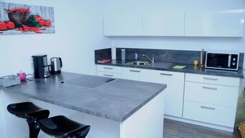 Réfrigérateur, micro-ondes, four, plaque de cuisson