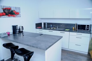 Een koelkast, een magnetron, een oven, een kookplaat