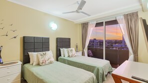 2 bedrooms, iron/ironing board, free WiFi, bed sheets - Ocean Tower Unit 1104 - Twin Towns (Tweed Heads)