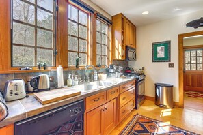 Fridge, microwave, stovetop, dishwasher - Dock, Canoe & Patio: Lakeside Cottage in Alabama (Trussville)