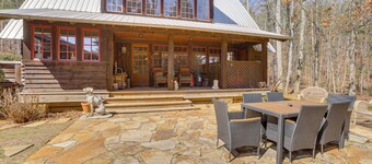 Dock, Canoe & Patio: Lakeside Cottage in Alabama