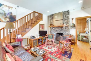 TV, fireplace, books - Dock, Canoe & Patio: Lakeside Cottage in Alabama (Trussville)