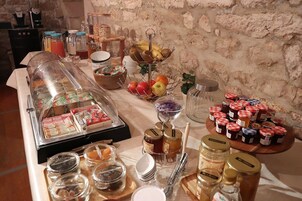 Se ofrece un desayuno bufé (12 EUR por persona)