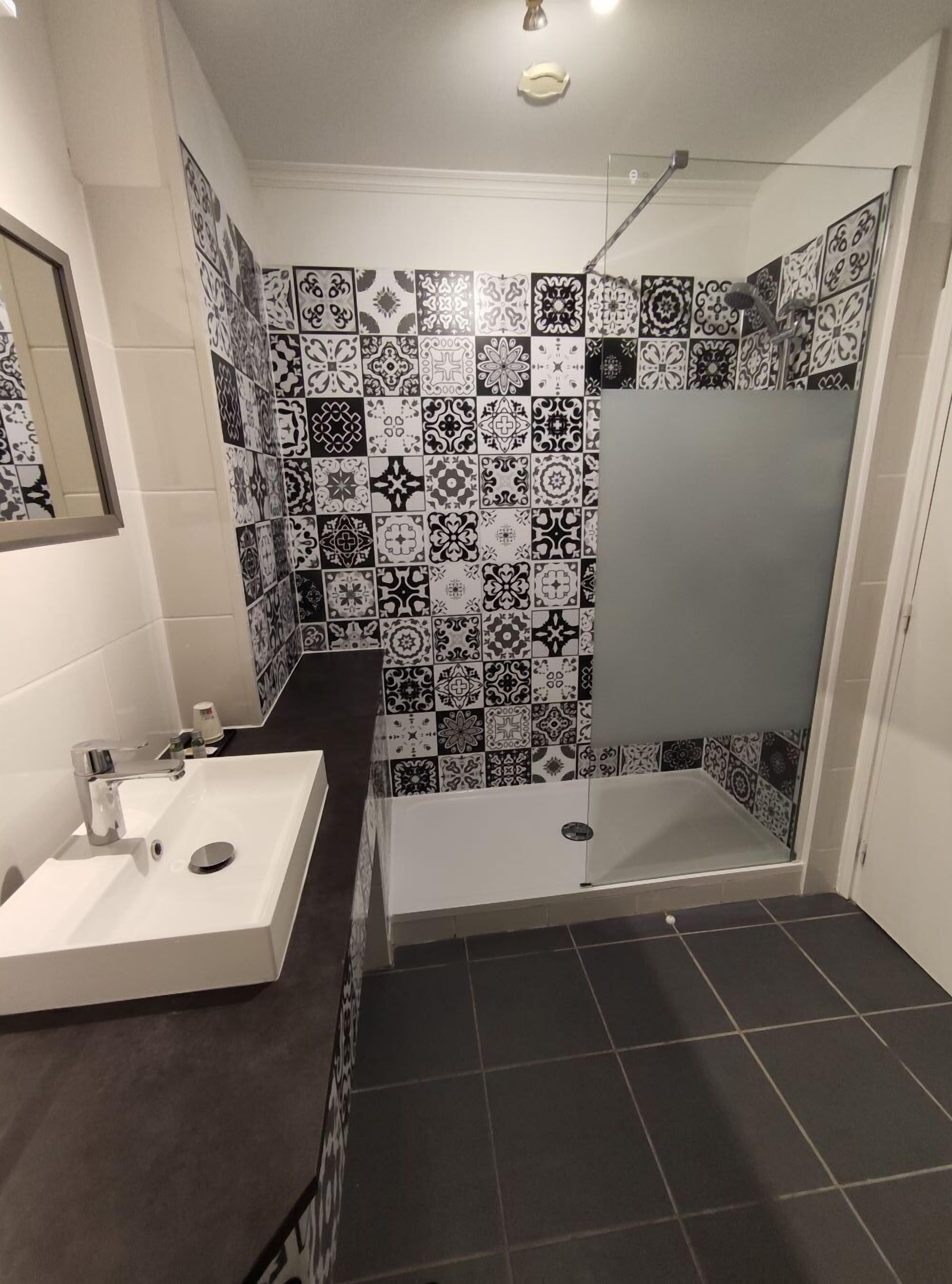 Comfort-Dreibettzimmer, Stadtblick | Badezimmer | Kostenlose Toilettenartikel, Haartrockner, Handtücher, Seife