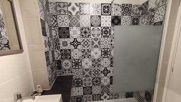 Comfort-Dreibettzimmer, Stadtblick | Badezimmer | Kostenlose Toilettenartikel, Haartrockner, Handtücher, Seife