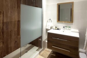Habitación clásica doble | Baño | Artículos de higiene personal gratuitos, secador de pelo y toallas